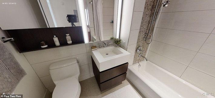 Phòng tắm trang bị nội thất tiện nghi.