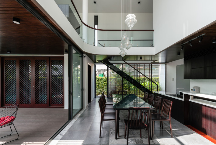 Khu vực phòng ăn được mở trần thoáng rộng, bốn phía bao phủ bằng kính, một góc mở hướng ra bể bơi.