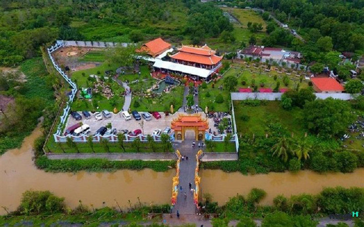 Là người kín tiếng trong chuyện đời tư, nghệ sĩ Hoài Linh rất hiếm khi chia sẻ về nhà riêng. Sau nhiều năm hoạt động nghệ thuật, nam danh hài sở hữu nhà thờ Tổ trị giá 100 tỷ đồng ở TP. Thủ Đức (TP.HCM). Ảnh: Zing