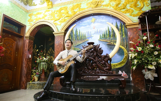Nổi thất gỗ được chạm trổ kỳ công. Tuy nhiên, cách trang trí của giọng ca "Tình cha" khiến nhiều người ngạc nhiên vì không theo bất cứ phong cách hay trường phái nào. Ảnh: Vietnamnet