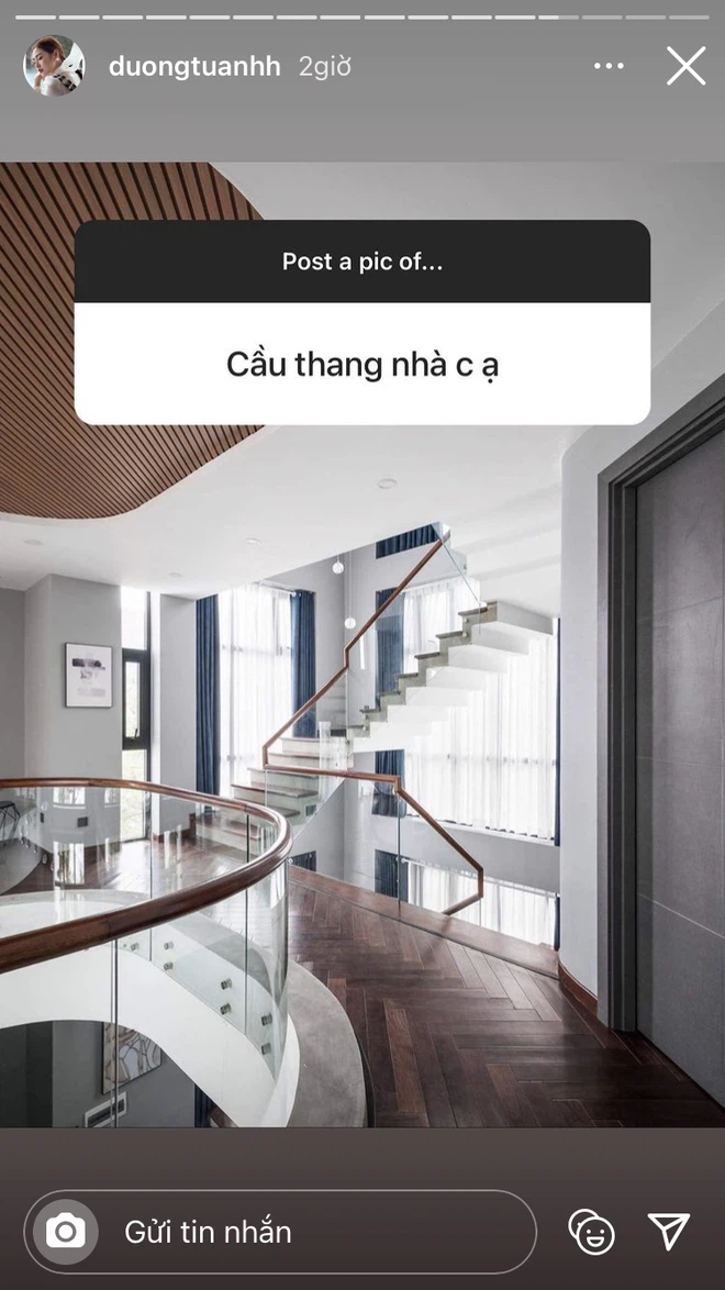 Bên trong nhà là hệ tường kính xuyên suốt mặt tiền để lấy sáng