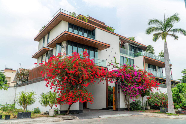 Hoa hậu Phương Lê và chồng đại gia sống trong căn biệt thự nằm ở vị trí đắc địa cạnh bờ sông thuộc “đất vàng” Thảo Điền, quận 2 (Tp HCM).