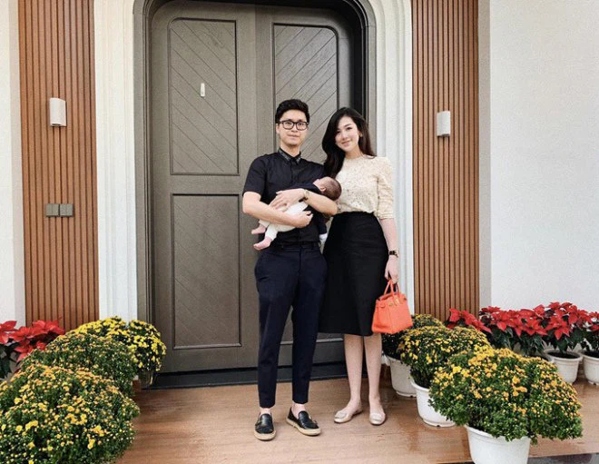 Biệt thự siêu sang của Tú Anh thiết kế theo phong cách hiện đại, sử dụng tổ hợp màu trắng, nâu, xám, đen tuyền, xanh đậm.