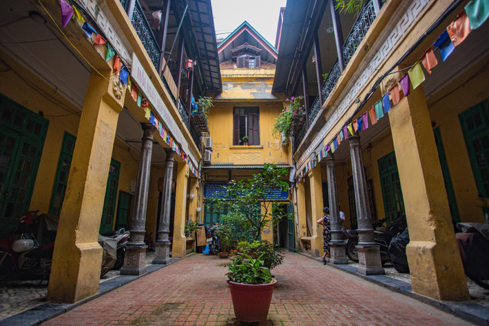 Ngôi nhà rêu phong cổ kính này được xây dựng từ năm 1925 bởi cụ Trương Trọng Vọng - một thương gia giàu có nức tiếng phố cổ Hà Nội đầu thế kỷ XX. Ảnh: Dân Trí
