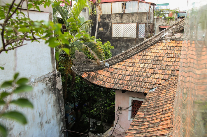 Các cột, kèo của ngôi nhà đều là gỗ đinh rất chắc chắn. Phần mái ngói được xử lý theo phong cách truyền thống của đình làng Việt cổ. Ảnh: Batdongsanvietnam