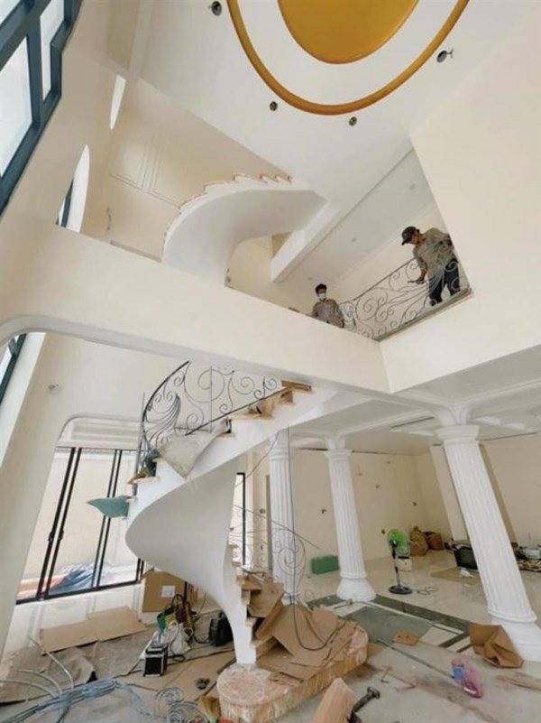 Nhiều khán giản cho rằng biệt thự của Lệ Quyên chẳng khác gì một cung điện sang trọng.