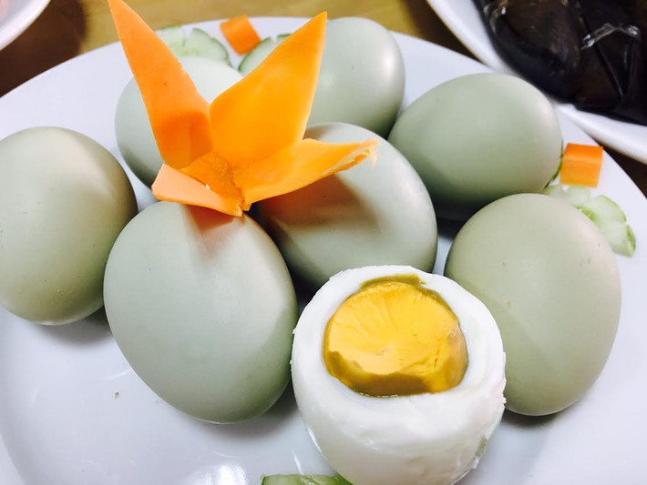 Theo nhiều thực khách, trứng gà vỏ xanh ăn thơm ngon không kém gì so với trứng gà ri thả vườn. Ảnh: Vietnamnet
