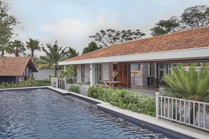 Nằm trên khu đất rộng tới 3.000m2 tại thành phố Thủ Đức (TP HCM), căn biệt thự có tổng diện tích khoảng 1250m2 thuộc sở hữu của một gia chủ người Hà Lan.