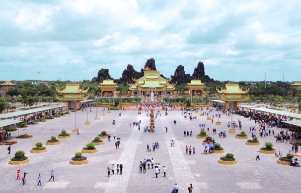 Khu du lịch Đại Nam được khởi công xây dựng từ năm 1999 bởi Đại Nam Corp và mất 9 năm xây dựng để có thể mở cửa đón khách vào năm 2008. Ảnh: Đại Nam