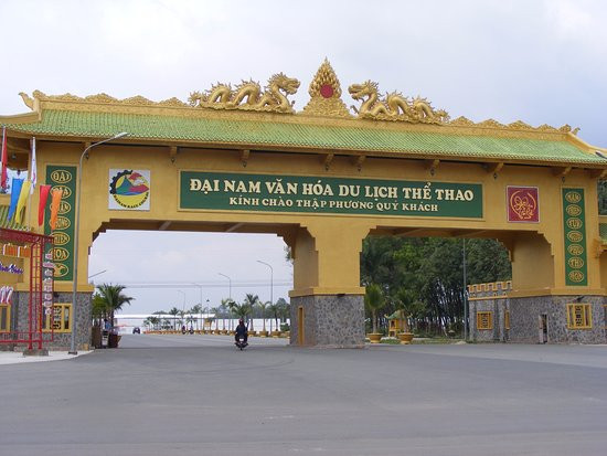 Toàn bộ khuôn viên khu du lịch được bao quanh bởi 3 con đường lớn của Bình Dương là Quốc lộ 13, đường Lê Chí Dân và đường Nguyễn Chí Thanh. Ảnh: Tripadvisor