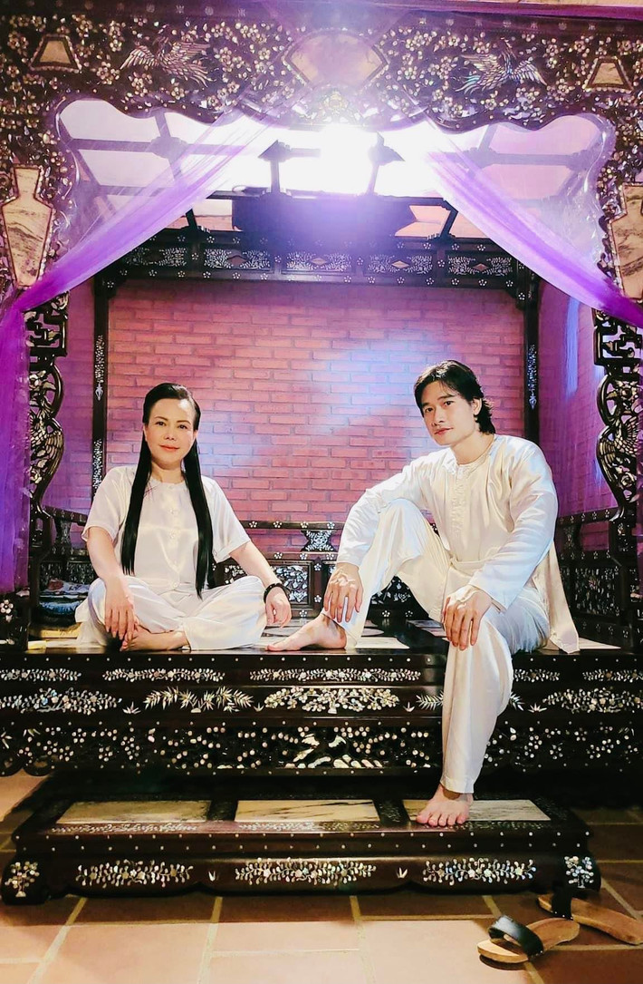 Mới đây, anh lại mua một loạt món đồ cổ khác về nhà. Trong đó, đáng chú ý là 2 bộ bàn ghế bằng gỗ quý, một chiếc giường cổ có đồ uống trà và đồ gác chân. Ảnh: Pháp luật & Bạn đọc