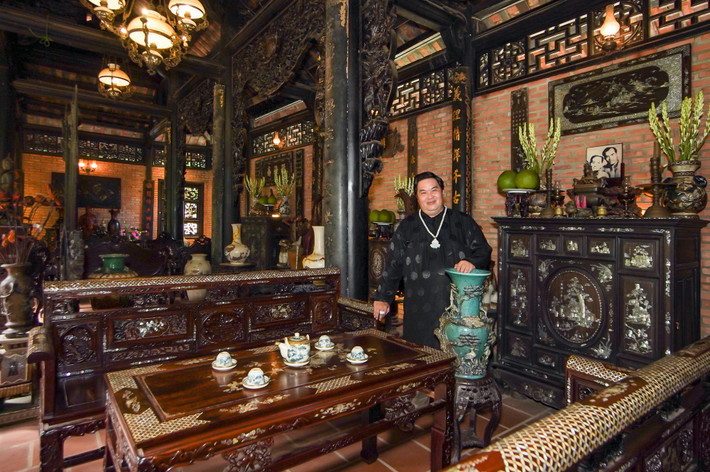Thời gian qua, sau khi dịch bệnh đã được bình ổn, Hoàng Mập nhanh chóng bắt đầu ghi hình một số dự án phim truyền hình. Anh cũng sắm hàng loạt đồ cổ. Ảnh: Pháp luật & Bạn đọc