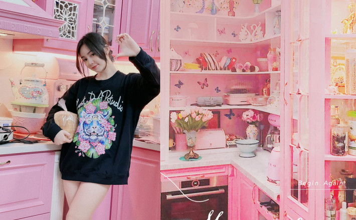 Mới đây, căn bếp màu hồng của diễn viên Quỳnh Kool nhận được sự quan tâm của nhiều cư dân mạng. Bên cạnh một số bình luận khen ngợi cũng có nhiều ý kiến cho rằng căn bếp của Quỳnh Kool bầy biện quá nhiều đồ, không phù hợp với việc nấu nướng và dọn dẹp. Ảnh: FBNV
