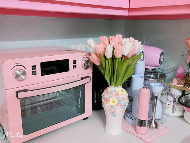 Quỳnh Kool tiết lộ chi phí cho lò nướng cũng như bình hoa dưới ảnh vào khoảng 2 triệu đồng. Ảnh: FBNV