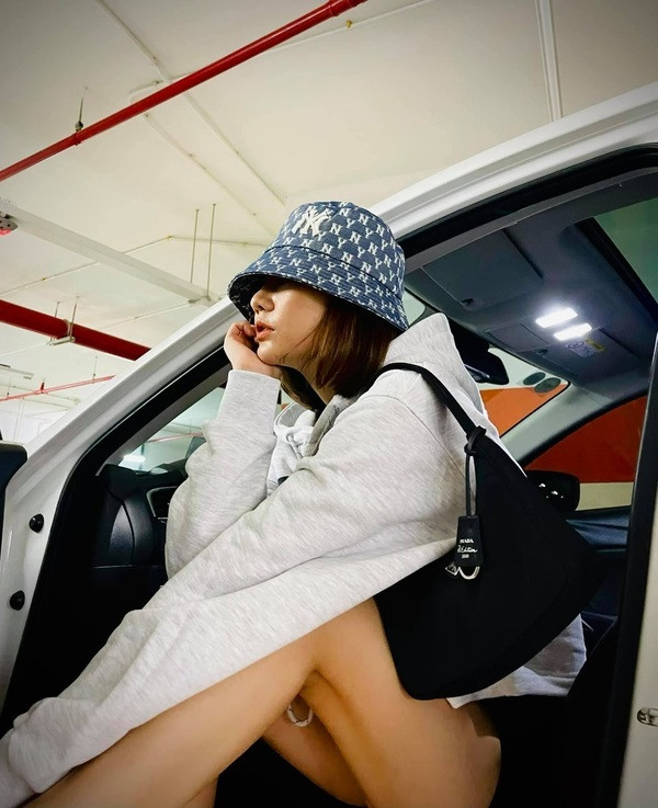 Chiếc túi Prada Re-Edition 2005 Re-Nylon bag Huyền Lizzie sử dụng nhiều lần có giá gần 30 triệu đồng. Ảnh: FBNV