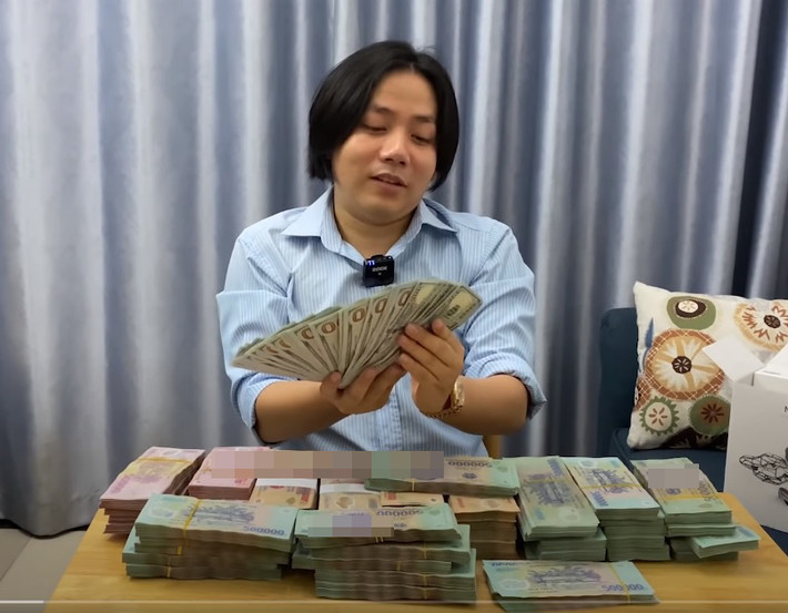 Trong khi đó, Khoa Pug được biết là YouTuber "chịu chơi nhất Việt Nam". Mới đây, triệu phú người Việt Vương Phạm cũng tiết lộ tài sản của Khoa Pug xuất phát từ việc "kinh doanh đất, mua đất để đó rồi lên giá thì bán". Từ chi tiết này, nhiều người cho rằng Khoa Pug chính là đại gia BĐS "ngầm".