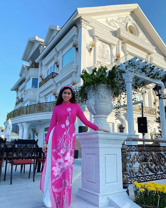 Tiên Nguyễn - ái nữ "vua hàng hiệu" Johnathan Hạnh Nguyễn cũng được ví như công chúa trong giới con nhà giàu. Thông qua những bức ảnh trên trang cá nhân, Tiên khiến dân tình phải ngỡ ngàng khi vô tình tiết lộ căn biệt thự mà cô nàng đang sống cùng gia đình.