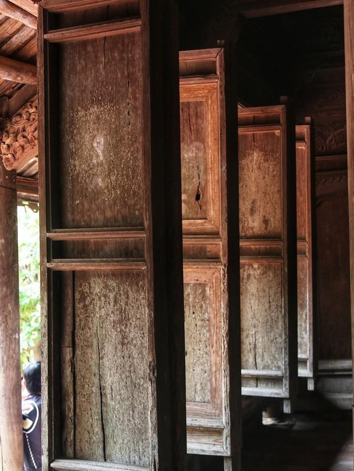 Cửa bức bàn truyền thống với 6 cánh chính, được lắp giữa các cột đan xen. Ảnh: Lao động thủ đô