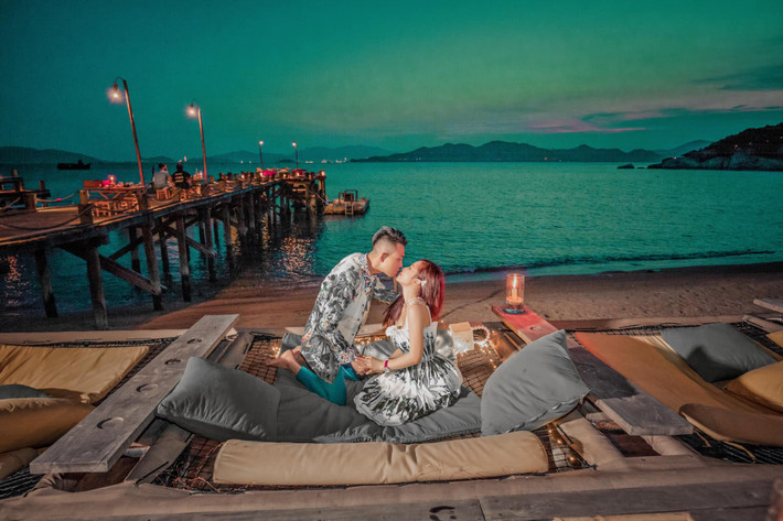 Hôm trước, cặp đôi còn tung tăng biển xanh nắng vàng ở resort hạng sang...