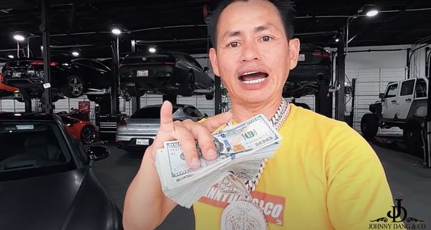 Độ giàu có của Johnny Đặng được chứng minh rõ rệt hơn khi ông bất ngờ chia sẻ một đoạn video trên YouTube thông báo về việc tổ chức giveaway do chính anh tổ chức. Những món quà xuất hiện trong đợt giveaway này có giá trị "khủng" lên đến cả tỷ đồng. Nguồn ảnh: FBNV.
