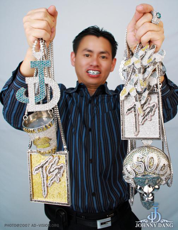 Theo thống kê từ Celebrity Net Worth, triệu phú Johnny Đặng hiện đang có khối tài khoản ròng khoảng 20 triệu USD (tương đương 453 tỷ đồng).