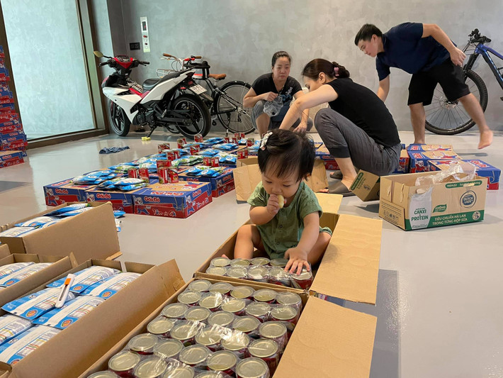 Hòa chung với phong trào chống dịch trong cả nước trong đợt giãn cách xã hội vừa qua, vợ chồng đại gia Cường Đô La mua hàng loạt nhu yếu phẩm như mì tôm, sữa, cá hộp để cứu đói những người có hoàn cảnh khó khăn. Ảnh: FBNV