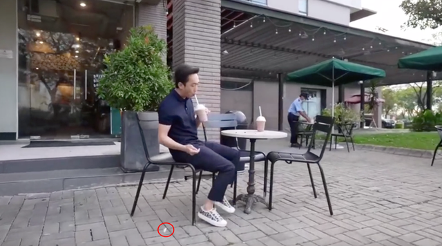 Mới đây, trong một đoạn clip ngắn, Cường Đô La đi uống nước ở một cửa hàng tại quận 7. Trên tay đại gia phố núi, một bên là cốc nước đang uống dở còn một bên cầm nhúm rác nhỏ - có thể là vỏ bọc ống hút. Ảnh chụp màn hình