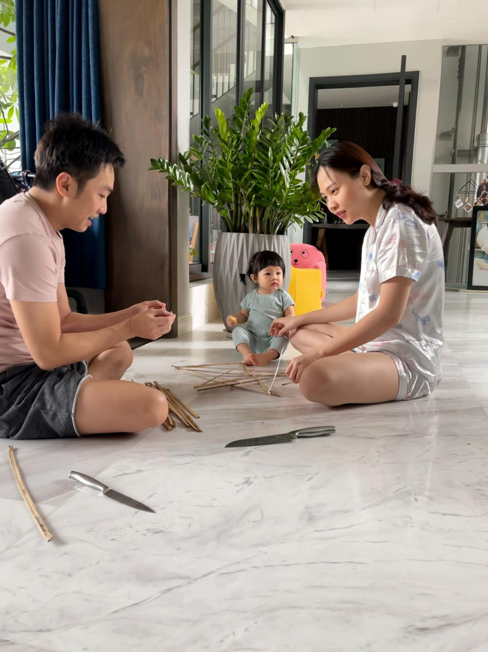 Giữa thời điểm dịch bệnh phải tuân thủ lệnh giãn cách tại nhà, dịp Tết Trung thu vừa qua, Cường Đô La - Đàm Thu Trang đã có một ngày ý nghĩa cùng con gái theo cách đặc biệt. Ảnh: FBNV