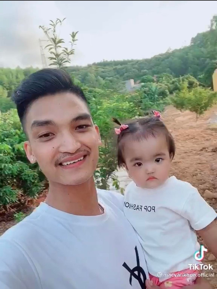 Mạc Văn Khoa đưa con đi dạo trong khu vườn của ông bà nội.