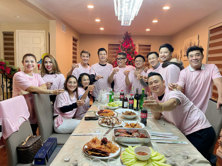 Trên trang cá nhân, Đàm Vĩnh Hưng vừa chia sẻ loạt ảnh tụ tập bạn bè trong ngôi biệt thự hoành tráng tại California, Mỹ. Căn nhà tại xứ sở cờ hoa của nam ca sĩ đã ngập tràn không khí Giáng sinh.
