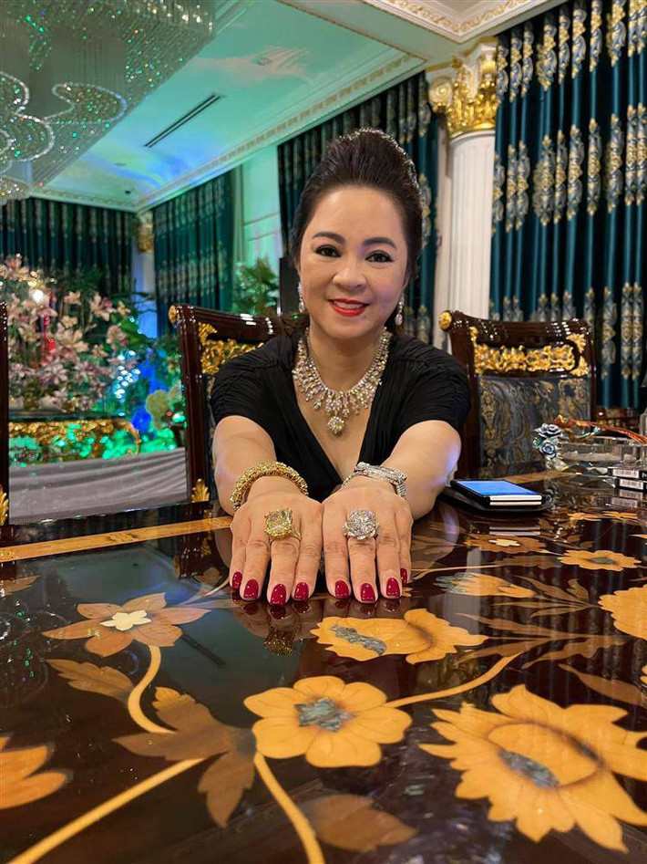 Ngoài quỹ đất, bà Phương Hằng còn khiến dân tình loá mắt vì thú chơi kim cương xa xỉ. Bà cho biết, tất cả các hiệu kim cương nước ngoài đều biết mặt tôi hết.