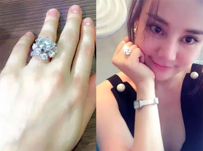 Nhiều lần, Vy Oanh cũng khoe khéo việc đeo nhẫn kim cương có giá trị lên đến cả triệu đô la lên mạng xã hội.
