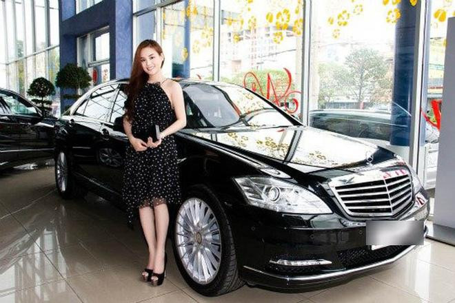 Không những vậy, Vy Oanh còn thường xuyên di chuyển trên xế sang Mercedes S500 Blue Efficiency có trị giá hơn 7 tỷ đồng.