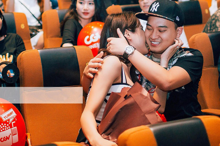 Tháng 5/2018, hôn lễ sang trọng của Diệp Lâm Anh và thiếu gia Đức Phạm từng làm toàn bộ Vbiz dậy sóng. Trong ngày rước dâu, chồng Diệp Lâm Anh đã đưa cô nàng về dinh bằng siêu xe đắt đỏ có giá 7 tỷ, kèm theo đó là một dàn xế hộp sang trọng sang nhà gái đón dâu khiến ai nấy đều choáng. Ảnh: Pháp luật & bạn đọc
