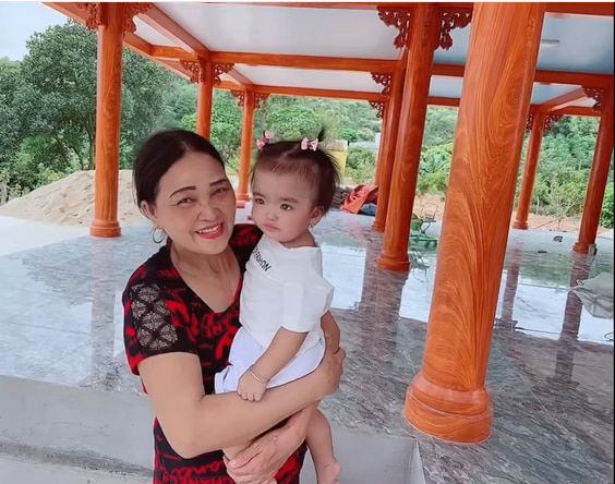 Đó là một căn nhà sàn với tông trắng vàng vô cùng rộng rãi. Ảnh chụp màn hình