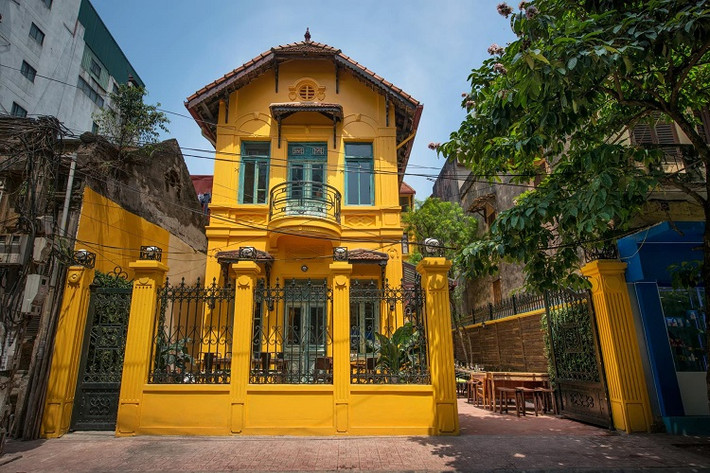 Biệt thự có 2 tầng, 2 phòng khách, 7 phòng ngủ, 6 nhà vệ sinh, cửa sổ 4 phía. Ảnh: HOME Hà Nội