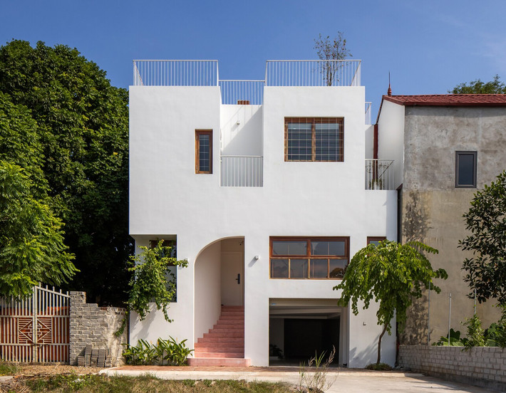 Tọa lạc ven sông tại một thành phố đang trên đà phát triển đô thị mới, Hana House là một quá trình trải nghiệm thú vị. Nhìn từ bên ngoài, ngôi nhà như chiếc hộp lớn màu trắng tinh khiết nhưng bên trong là không gian mở hoàn toàn.