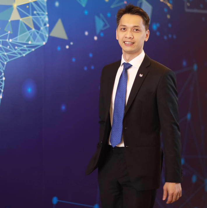 Với khả năng xuất sắc của mình, 4 năm sau anh được lên chức Phó TGĐ kiêm thành viên Hội đồng quản trị (HĐQT). Cho đến năm 2012, anh được bổ nhiệm chức vụ chủ tịch HĐQT ACB khi mới 34 tuổi. Ảnh: ACB