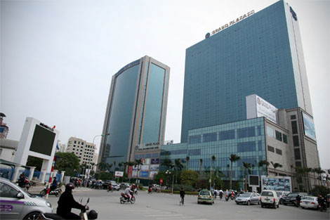 Khách sạn Grand Plaza Hà Nội là khách sạn 5 sao, nằm trong tổ hợp Trung tâm thương mại – Khách sạn cao cấp Grand Plaza là một trong những tòa nhà dát vàng nổi tiếng tại Việt Nam, gồm 2 tòa tháp 28 tầng và 2 tầng hầm, 607 phòng, có tổng diện tích là 168.000m2 và số vốn đầu tư khoảng 160 triệu USD. Chủ đầu tư là tập đoàn Charmvit (Hàn Quốc).