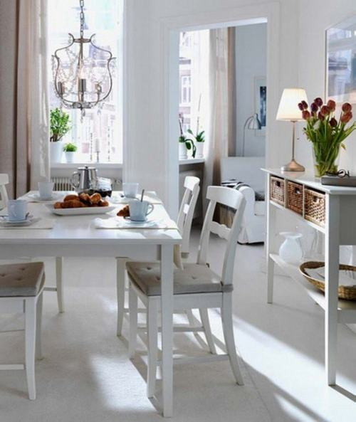 Những khung cửa sổ nhỏ cũng vô cùng cần thiết cho phòng ăn nhà bạn để căn phòng thoáng đãng, tràn ngập ánh sáng, năng lượng.