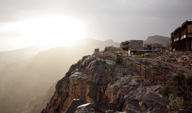 Alila Jabal Akhdar, Oman: Nằm ở độ cao gần 2.000 m so với mực nước biển, khách sạn Alila Jabal Akhdar nhìn xuống một khe núi hùng vĩ, thu hút hàng nghìn du khách mỗi năm. Ảnh: Designhotels.