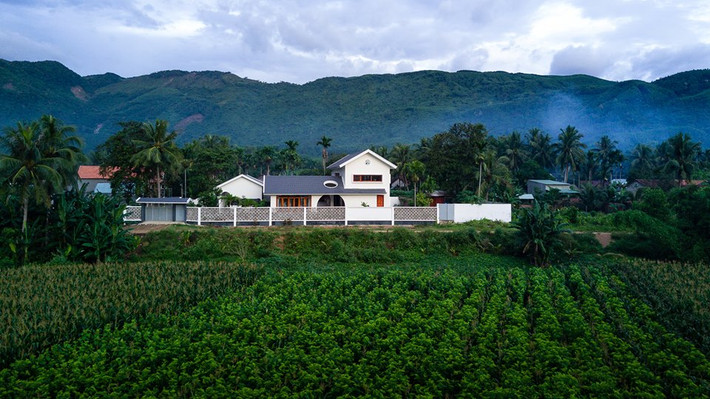 Khác với những công trình xung quanh, ngôi nhà khiến nhiều người tưởng như một resort với không gian yên bình nhưng đầy đủ tiện nghi.