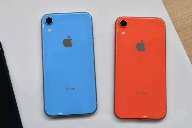 iPhone XR có 6 màu sắc khác nhau, bao gồm các tùy chọn màu xanh và san hô rất đẹp mắt. Bên cạnh đó còn có màu đỏ khá sống động.