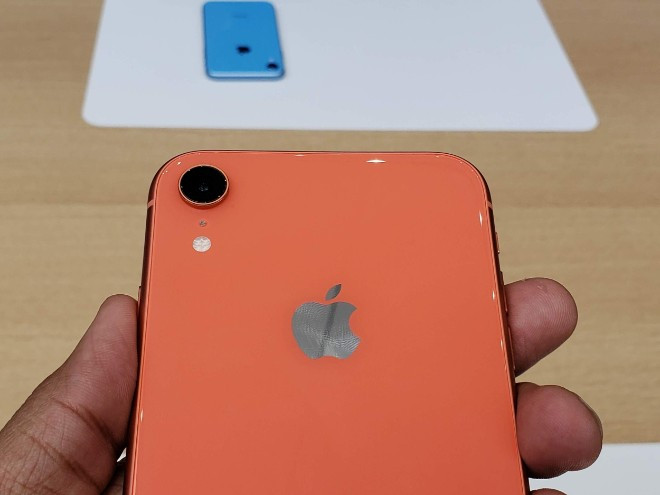 So với các iPhone XS cùng ra mắt, phiên bản iPhone XR chỉ đi kèm một máy ảnh 12 MP duy nhất có khả năng tạo hiệu ứng làm mờ nền kiểu chân dung, nhưng chắc chắn không mang đến cảm giác tối ưu như máy ảnh kép.