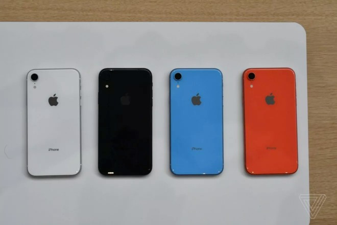 Ngoài ra, iPhone XR còn hỗ trợ các tính năng SIM kép thông qua khe cắm thẻ nanoSIM và eSIM, trở thành một trong những chiếc iPhone đầu tiên mang đến khả năng này.