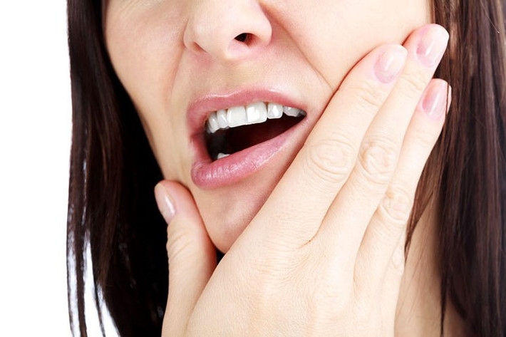 Xử lý đau răng: Nhiều người thường bôi, chà xát các loại thuốc lên vùng nướu để xử lý đau răng. Tuy nhiên, nướu dễ bị tổn thương bởi các chất này. Hơn nữa, vấn đề là răng không tự khỏi được, bạn cần đến nha sĩ và nhận lời khuyên tốt nhất.