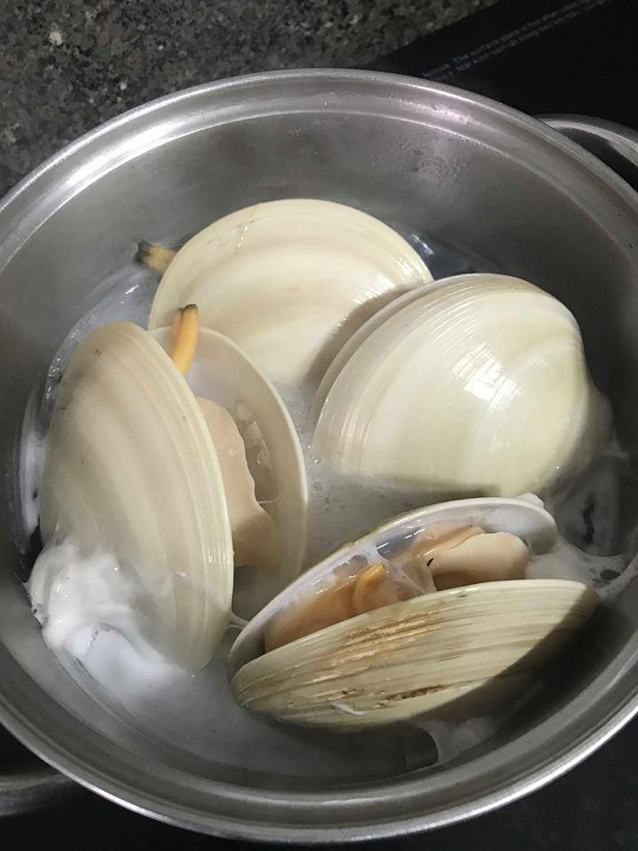 Nếu size 3-4 con/kg và mức giá 450.000 đồng/kg thì mỗi con sò giá lên tới 110.000 - 150.000 đồng/con. Ảnh: Daohaisan.