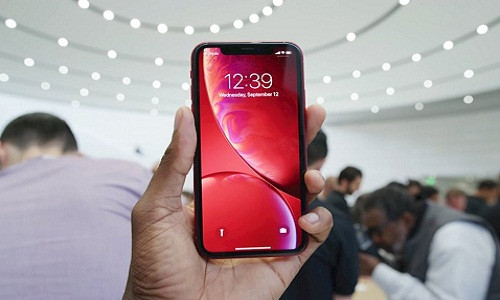 Lần đầu tiên có sẵn phiên bản màu đỏ (RED) ngay khi vừa ra mắt