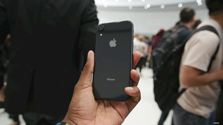 Cận cảnh của iPhone XR màu đen trông rất bóng bẩy.