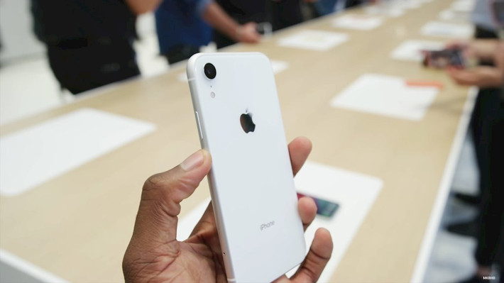 Thế nhưng khi nhìn ở cạnh bên, iPhone XR trắng lại có lớp khung và các cạnh xung quanh màu tối hơn tạo nên độ tương phản tuyệt đẹp.